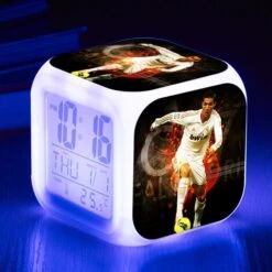 Coupe Du Monde De Football - Ronaldo Réveil Numérique(B), Lumières Colorées Réveil Horloge Carrée Disponible Chargement USB Approprié, Meilleur Cadeau Pour Garçons Et Filles 9 Coupe Du Monde De Football - Ronaldo Réveil Numérique(B), Lumières Colorées Réveil Horloge Carrée Disponible Chargement USB Approprié, Meilleur Cadeau Pour Garçons Et Filles -EUROPALAMP Soldes Magasin 81191722 5